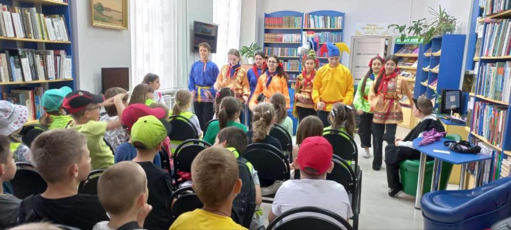 У Лукоморья!
У Лукоморья!