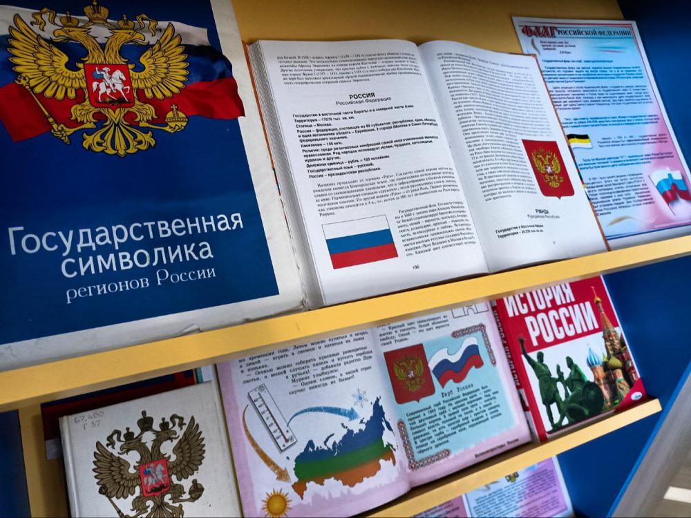 Три цвета праздника
Три цвета праздника