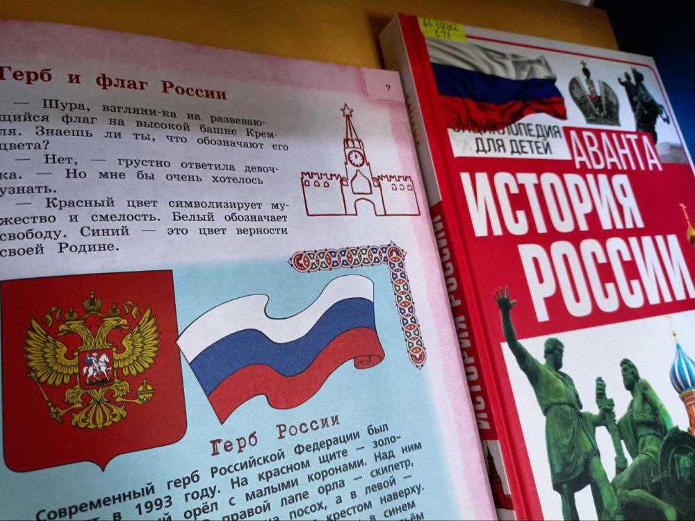 Три цвета праздника
Три цвета праздника