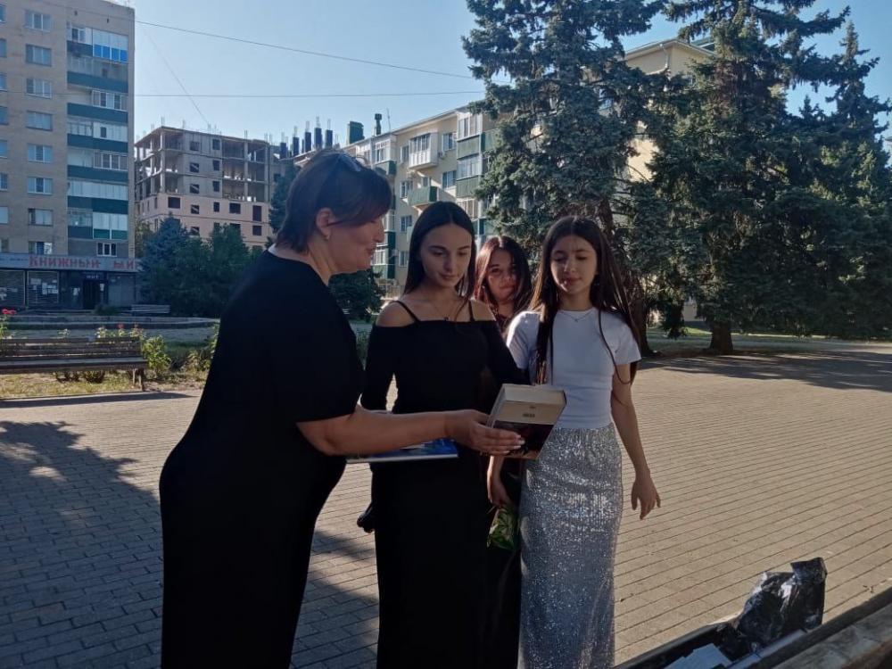 Юбиляры на скамейке
Юбиляры на скамейке