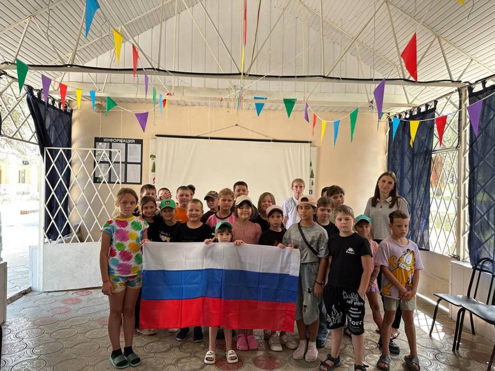 Под флагом России живу!
Под флагом России живу!