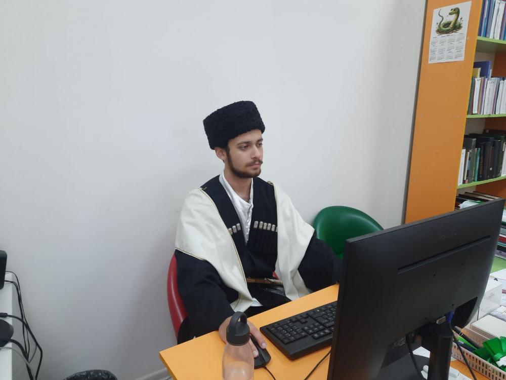 На работе в национальном костюме
На работе в национальном костюме