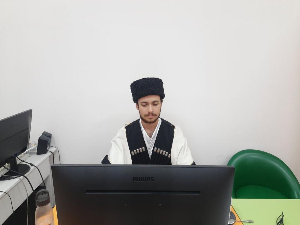 На работе в национальном костюме
На работе в национальном костюме