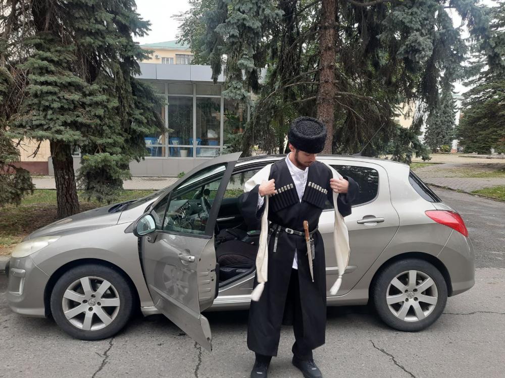 На работе в национальном костюме
На работе в национальном костюме