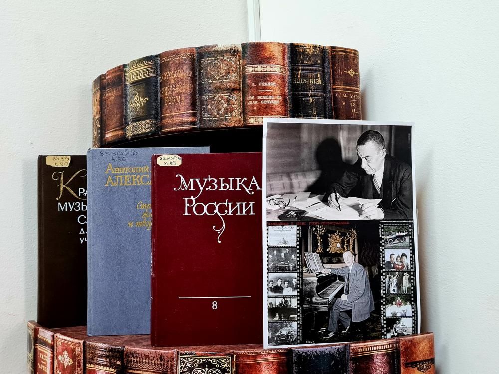 И льется музыки божественный поток
И льется музыки божественный поток