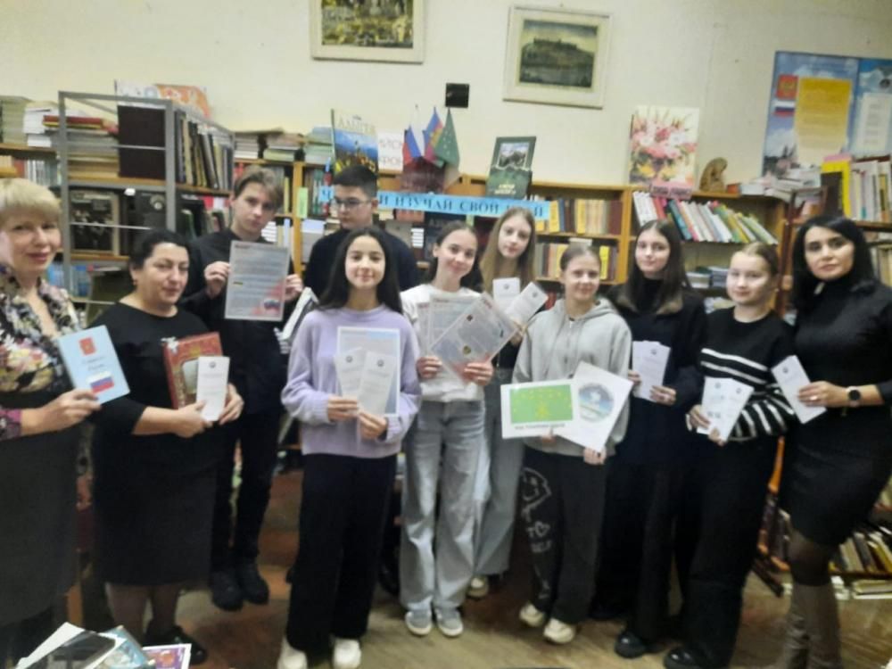Конституция - закон, по которому мы живем.
Конституция - закон, по которому мы живем.