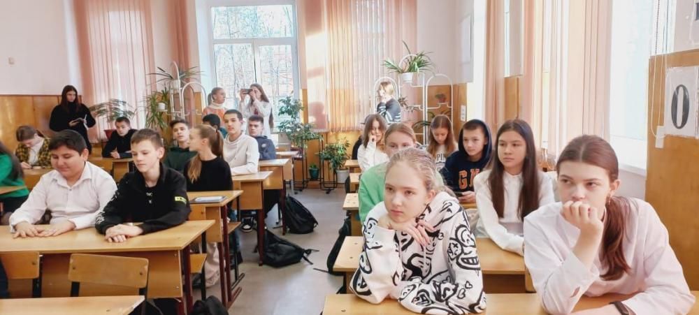 Конституция - закон, по которому мы живем.
Конституция - закон, по которому мы живем.