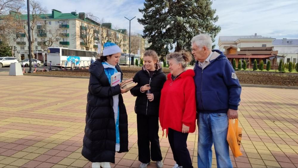 Хоровод книг у елки

