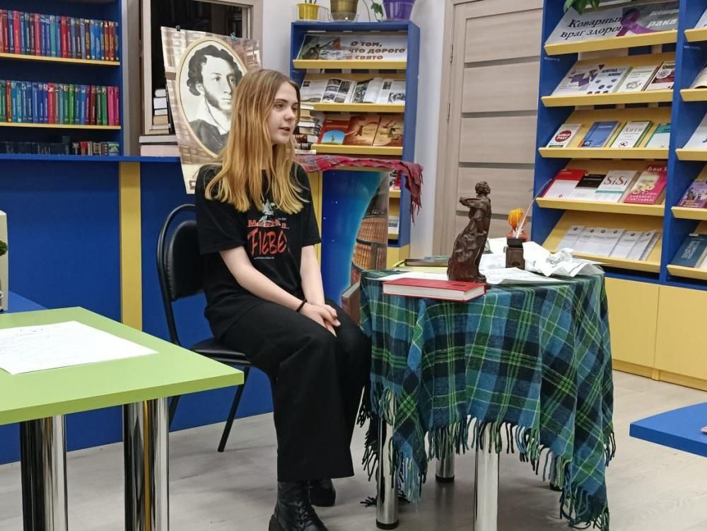 Его перо любовью дишит
Его перо любовью дишит