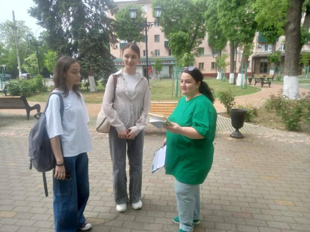 Гордо реет Адыгейский флаг
Гордо реет Адыгейский флаг