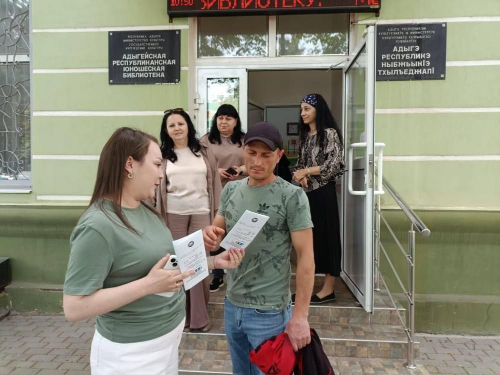 Гордо реет Адыгейский флаг
Гордо реет Адыгейский флаг