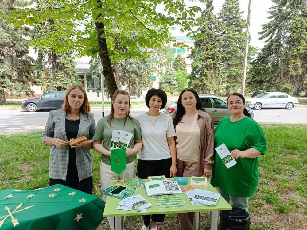 Гордо реет Адыгейский флаг
Гордо реет Адыгейский флаг
