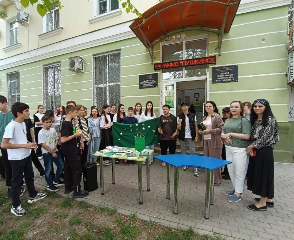 Гордо реет Адыгейский флаг
Гордо реет Адыгейский флаг