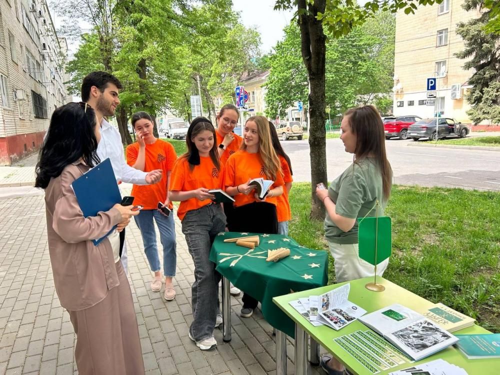 Гордо реет Адыгейский флаг
Гордо реет Адыгейский флаг