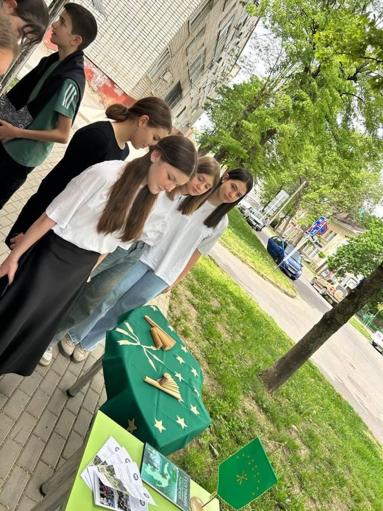 Гордо реет Адыгейский флаг
Гордо реет Адыгейский флаг