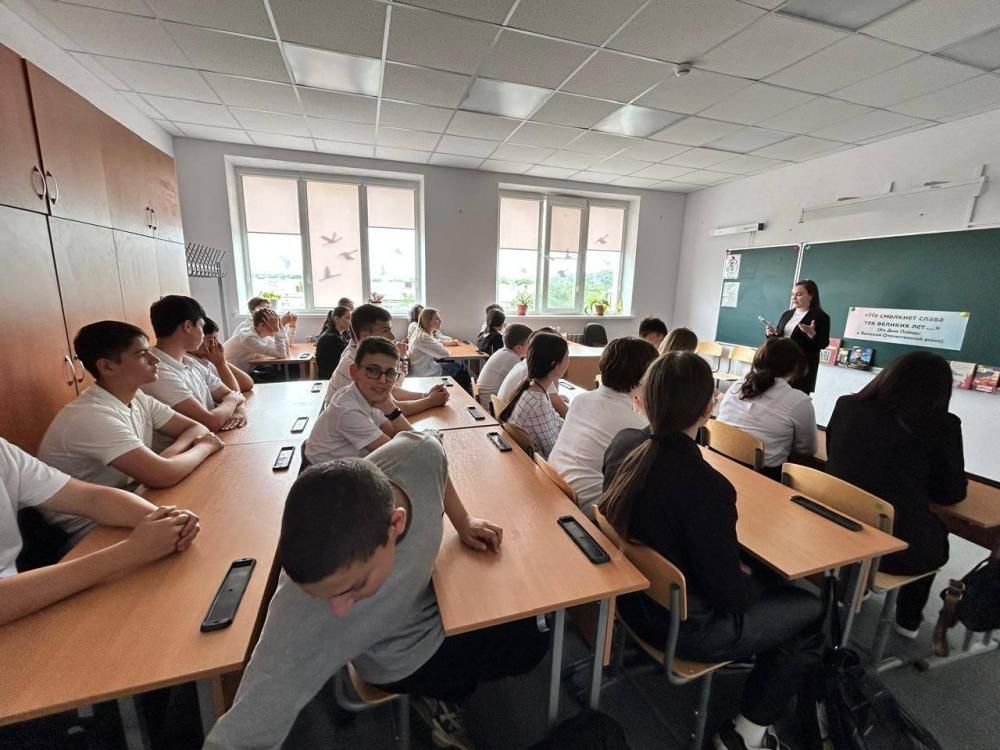 Не смолкнет слава тех великих лет
