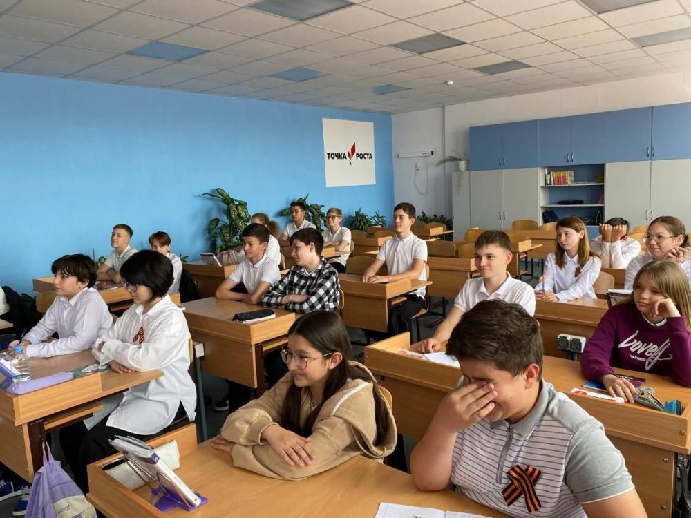 Не смолкнет слава тех великих лет
