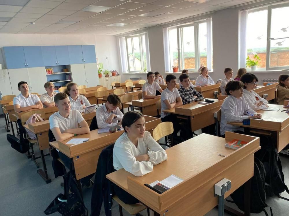 Не смолкнет слава тех великих лет
