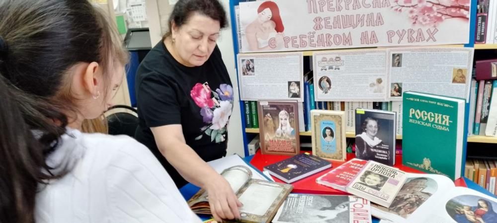 Прекрасная женщина с ребенком на руках
Прекрасная женщина с ребенком на руках