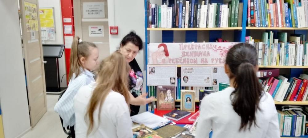 Прекрасная женщина с ребенком на руках
Прекрасная женщина с ребенком на руках