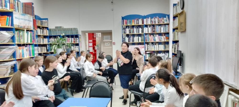 Прекрасная женщина с ребенком на руках
Прекрасная женщина с ребенком на руках
