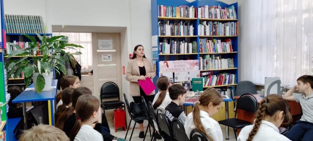 Прекрасная женщина с ребенком на руках
Прекрасная женщина с ребенком на руках