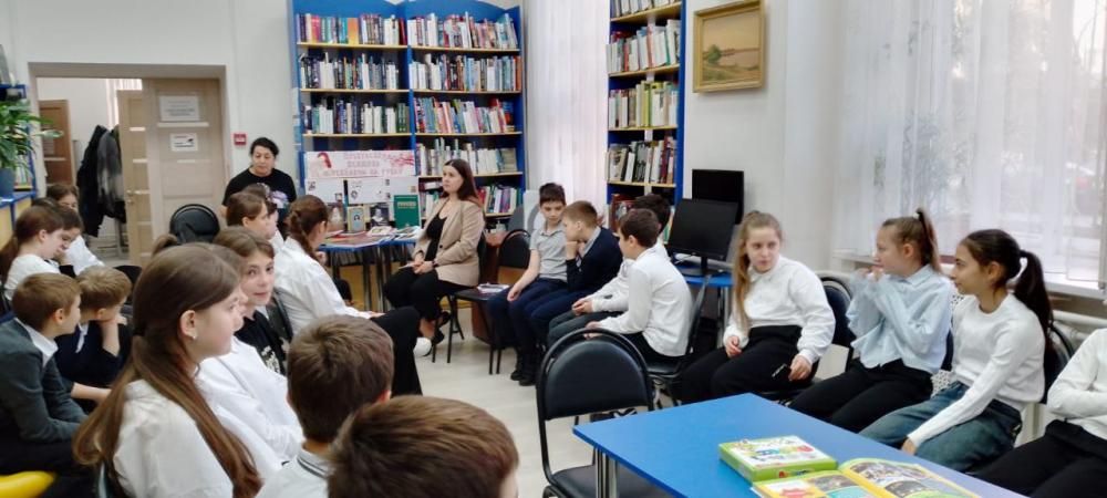 Прекрасная женщина с ребенком на руках
Прекрасная женщина с ребенком на руках